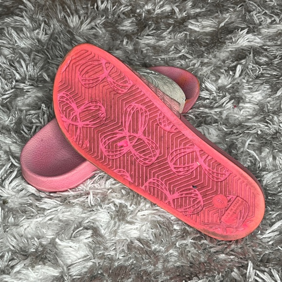 Aritzia TNA Slides - Picture 4 of 4